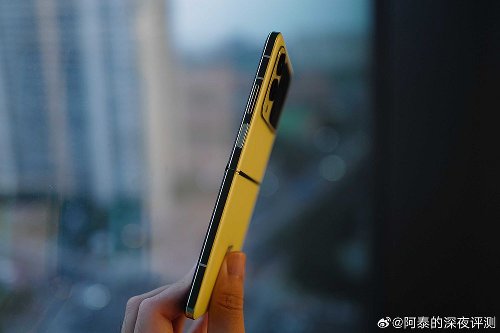:      Huawei Nova Flip
